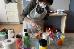 Malen mit Farben in Bechern